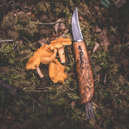 Finnish handmade mushroom knife made from carbon steel and curly birch. Comes with a handmade leather sheath and a mushroom brush made from arenga fiber