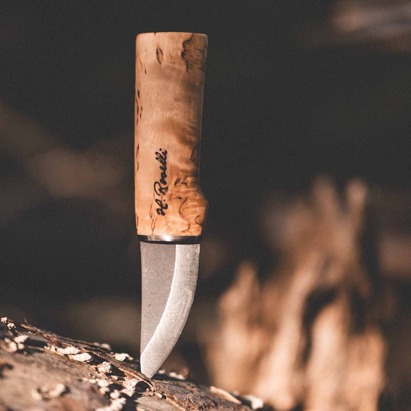 Handmade Finnish hunting knife from Roselli in model "grandfather knife" with a handle made out of curly birch and a light tanned vegetable leather case