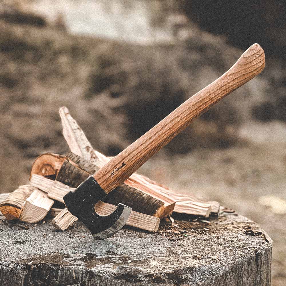Roselli's Finnish handmade outdoor axe for wood splitting with a blade made of carbon steel and a handle made out of red elm. 